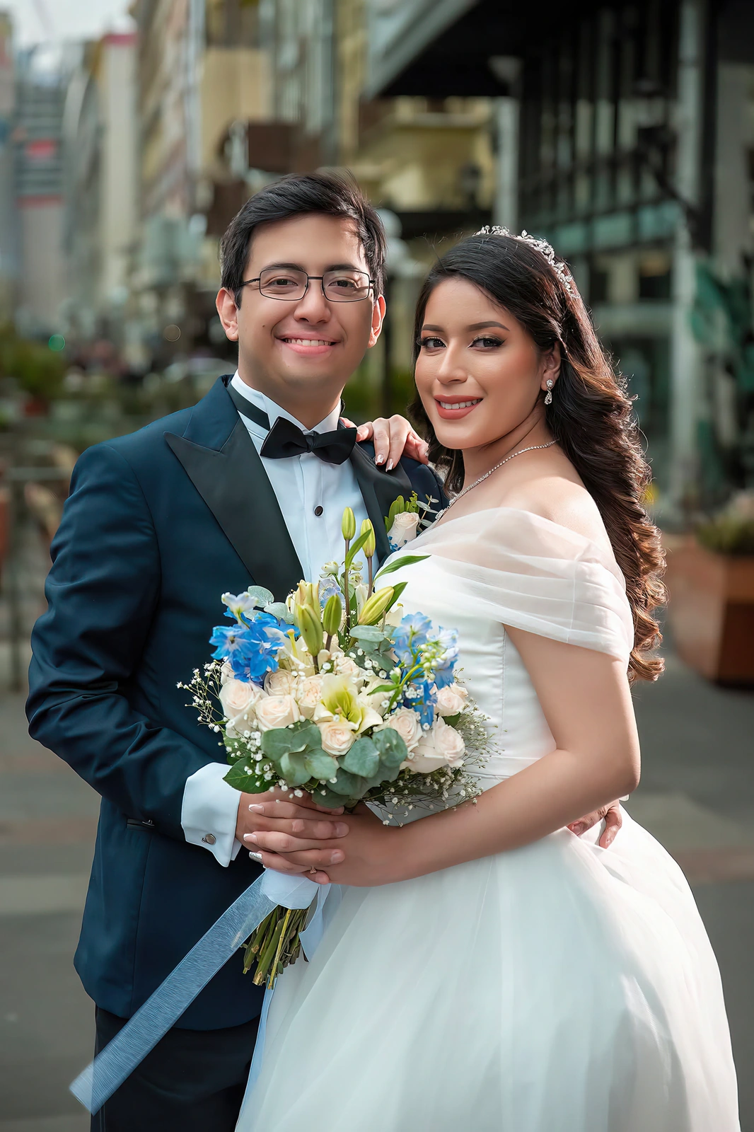 Michelle y Felipe juntos en la ciudad