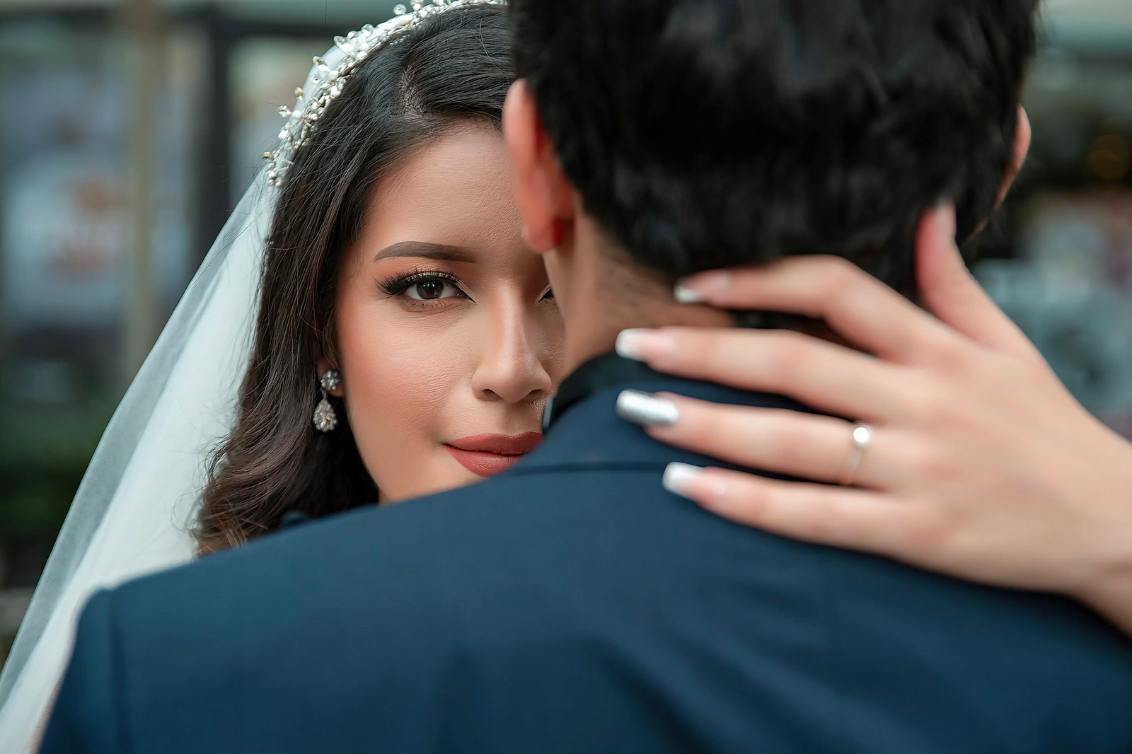 Michelle abraza a Felipe, luciendo su vestido y velo de novia